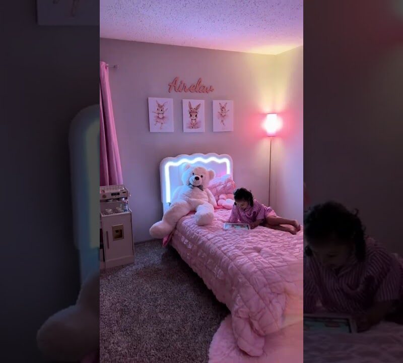 Dreamy Princess Bedroom: Canopy Bed & Soft Pink Accents